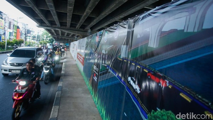 Penerapan Contraflow di Kalimalang Imbas Pembangunan Jembatan Wisata Air Arus lalu lintas di Jalan KH Noer Ali, Kalimalang, Bekasi, tampak padat pada Senin (13/10/2025) pagi. Kepadatan tersebut terjadi akibat penerapan contraflow sejauh 300 meter yang diberlakukan menyusul penutupan satu jalur untuk pembangunan Jembatan Wisata Air Kalimalang.