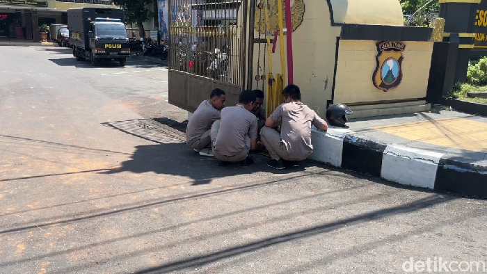 Perbaikan fasilitas umum di Mapolres Lumajang yang rusak diserang keluarga tersangka pencurian.