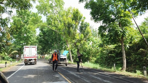 Perbaikan jalan berlubang di Jalan Denpasar-Gilimanuk, tepatnya di wilayah Desa Tukadaya, Kecamatan Melaya, Jembrana, Bali, Senin (13/10/2025). (Foto: I Putu Adi Budiastrawan/detikBali)