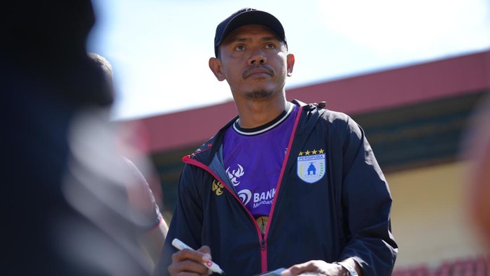 Persipura Jayapura resmi berpisah dengan coach Ricardo Salampessy.