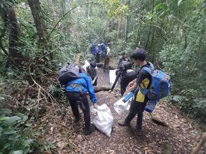Sampah 115 Kilogram Diangkut dari Jalur Selabintana Gunung Gede Pangrango