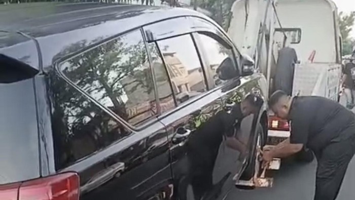 Petugas Dishub Solo saat menderek kendaraan parkir sembarangan, di Kecamatan Pasar Kliwon, Kota Solo, Senin (13/10/2025).