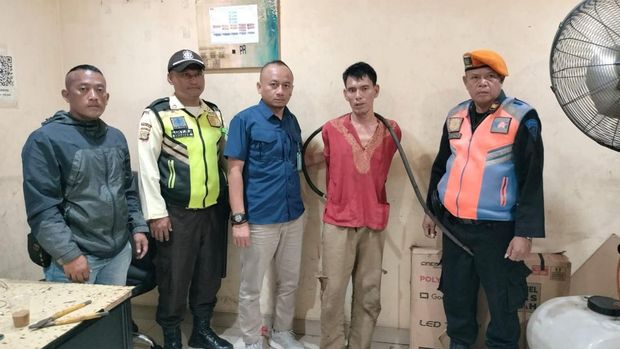 Petugas pengamanan KAI menangkap pencuri kabel grounding (track circuit). Pelaku ditangkap di jalur hilir petak jalan antara Stasiun Cikarang-Stasiun Tambun). (dok KAI)