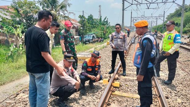 Petugas pengamanan KAI menangkap pencuri kabel grounding (track circuit). Pelaku ditangkap di jalur hilir petak jalan antara Stasiun Cikarang-Stasiun Tambun). (dok KAI)