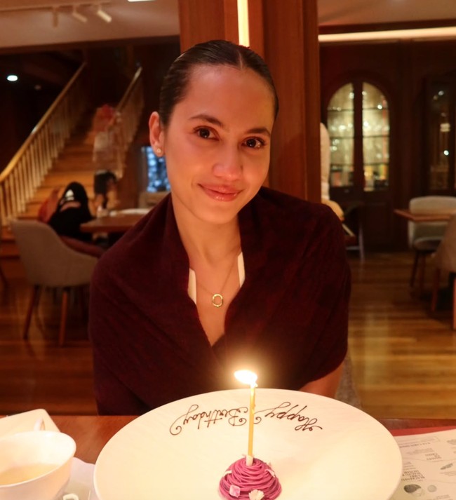 Pevita Pearce membagikan momen perayaan ulang tahunnya ke Instagram. Ia memilih perayaan sederhana dengan dinner romantis bersama suaminya, Mirzan Meer. Foto: Instagramm/@pevpearce
