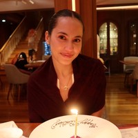 Pevita Pearce membagikan momen perayaan ulang tahunnya ke Instagram. Ia memilih perayaan sederhana dengan dinner romantis bersama suaminya, Mirzan Meer. Foto: Instagramm/@pevpearce