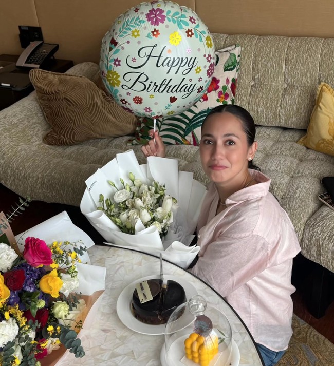 Di usianya kali ini Pevita mengaku tak memiliki harapan khusus untuk dirinya sendiri. Turning 33 got me a little emotional. Untuk pertama kalinya, aku ga punya grand wishes khusus untuk diri sendiri... cuma duduk diam dan ngerasa bersyukur, tulis Pevita. Foto: Instagramm/@pevpearce