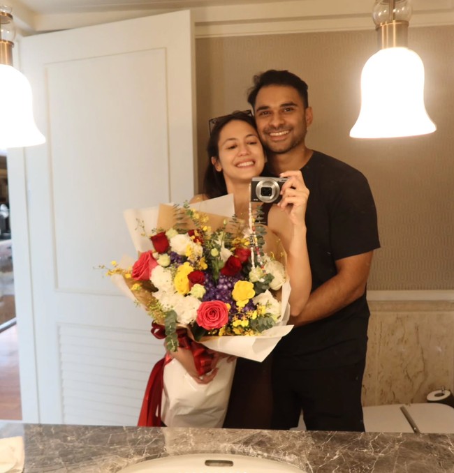 Romantis, Pevita juga terlihat mendapat buket bunga dari sang suami. Keduanya pun berpose bersama buket bunga tersebut. Foto: Instagramm/@pevpearce