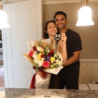 Romantis, Pevita juga terlihat mendapat buket bunga dari sang suami. Keduanya pun berpose bersama buket bunga tersebut. Foto: Instagramm/@pevpearce