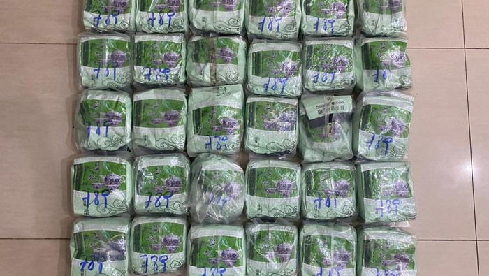 Polda Riau menggagalkan penyelundupan 30 kilogram sabu di Pelabuhan Roro Dumai, Minggu (12/10/2025).
