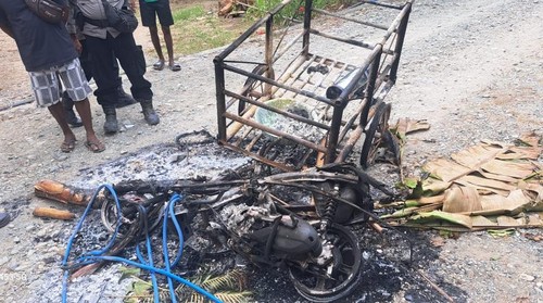 Polisi melakukan olah TKP di lokasi pembakaran motor di Desa Saukibe, Kecamatan Amfoang Barat Laut, Kabupaten Kupang, NTT, Senin (13/10/2024). (Foto: Dok. Polsek Amfoang Utara)