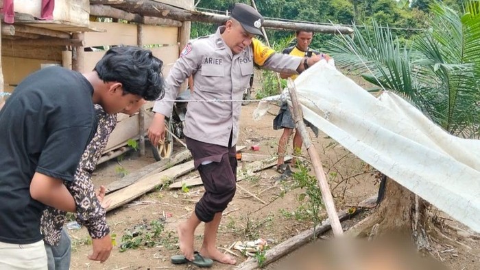 Polisi olah TKP penemuan mayat pria di Musi Rawas