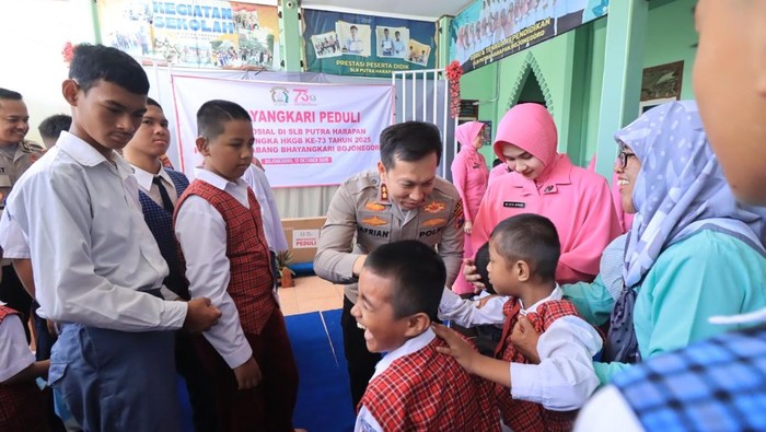 Kapolres Bojonegoro AKBP Afrian Satya Permadi dan Ketua Bhayangkari Cabang Bojonegoro, Dita Afrian di SLB Putra Harapan