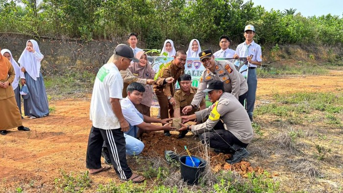 Polres Rokan Hulu menggelar penanaman pohon secara serentak di 33 sekolah.