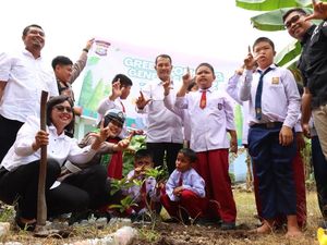 Semangat Siswa SLB di Kabupaten Siak Tanam Pohon Bersama Polisi