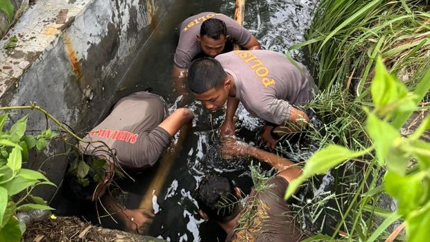 Polresta Cilacap bersama Dinas Pengelolaan Sumber Daya Air (PSDA) Kabupaten Cilacap berkolaborasi dengan masyarakat menanggulangi banjir yang melanda Perumahan Sidakaya Indah Soetomo Grand Village, Senin (13/10/2025) sore.