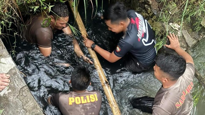 Polresta Cilacap bersama Dinas Pengelolaan Sumber Daya Air (PSDA) Kabupaten Cilacap berkolaborasi dengan masyarakat menanggulangi banjir yang melanda Perumahan Sidakaya Indah Soetomo Grand Village, Senin (13/10/2025) sore.