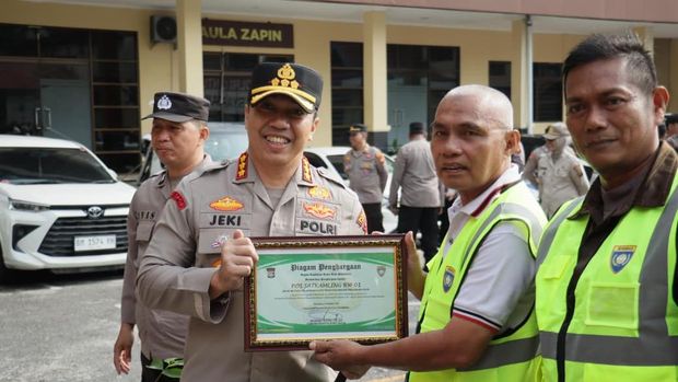 Polresta Pekanbaru memberikan penghargaan kepada Bhabinkamtibmas dan Satkamling terbaik. Penghargaan diberikan langsung oleh Kapolres Kombes Jeki Rahmat Mustika, Senin (13/10/2025).