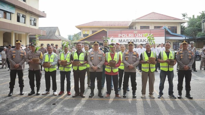 Polresta Pekanbaru memberikan penghargaan kepada Bhabinkamtibmas dan Satkamling terbaik. Penghargaan diberikan langsung oleh Kapolres Kombes Jeki Rahmat Mustika, Senin (13/10/2025).