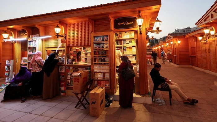 Potret Pasar Buku Legendaris yang Hidup Kembali People visit the Al-Azbakeya book market, one of Cairo's oldest cultural hubs for over a century, which has been renovated, in Cairo, Egypt, September 29, 2025. REUTERS/Mohamed Abd El Ghany
