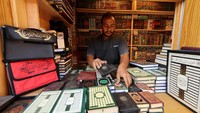 Seorang pedagang menata buku-buku di etalasenya. Sebelum renovasi, para penjual biasa berjualan di tanah tanpa kios permanen. Foto: REUTERS/Mohamed Abd El Ghany