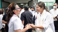 Sejumlah kerabat juga tampak berupaya menenangkan Franka sembari keluar ruang sidang.