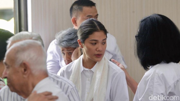 Pengajuan praperadilan Nadiem Makarim ditolak oleh Hakim tunggal Pengadilan Negeri Jakarta Selatan (PN Jaksel), I Ketut Darpawan. Dalam sidang yang dilaksanakan pada Senin (13/10/2025) itu disebutkan jika penyidikan dan penahanan yang dilakukan Kejagung terhadap Nadiem sudah sesuai dengan prosedur. Dengan adanya penolakan ini, artinya mantan Mendikbud Ristek era Jokowi tersebut tetap sah sebagai tersangka.