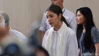 Istri Nadiem, Franka Franklin, yang hadir dalam sidang tersebut sedih dan kecewa akan putusan itu. Franka bersama orang tua Nadiem duduk di barisan paling depan ruang sidang.