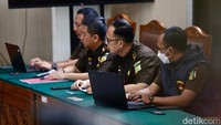 Kejagung telah menjawab gugatan praperadilan itu. Kejagung mengatakan seluruh proses penyidikan telah dilakukan sesuai dengan aturan.