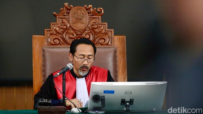 Pengajuan praperadilan Nadiem Makarim ditolak oleh Hakim tunggal Pengadilan Negeri Jakarta Selatan (PN Jaksel), I Ketut Darpawan. Dalam sidang yang dilaksanakan pada Senin (13/10/2025) itu disebutkan jika penyidikan dan penahanan yang dilakukan Kejagung terhadap Nadiem sudah sesuai dengan prosedur. Dengan adanya penolakan ini, artinya mantan Mendikbud Ristek era Jokowi tersebut tetap sah sebagai tersangka.