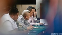 Sebelumnya, Nadiem Makarim ditetapkan sebagai tersangka kasus dugaan korupsi pengadaan laptop Chromebook yang merugikan negara Rp 1,98 triliun. Nadiem tidak terima dan mengajukan praperadilan. Nadiem meminta hakim membatalkan status tersangkanya di kasus pengadaan laptop Chromebook. Nadiem pun memberikan sejumlah alasan dalam sidang praperadilan, mulai tidak ada audit kerugian negara hingga kesalahan pencantuman identitas.