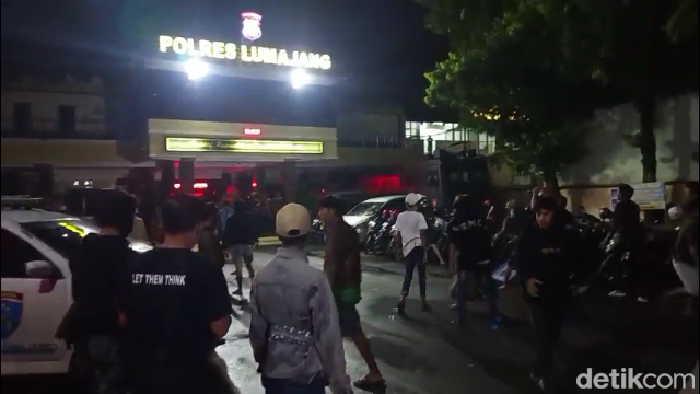 Puluhan orang menyerang Mapolres Lumajang diduga keluarga pencuri hewan yang meninggal.
