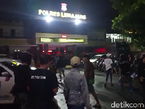 Detik-detik Mencekam Mapolres Lumajang Diserang Puluhan Orang