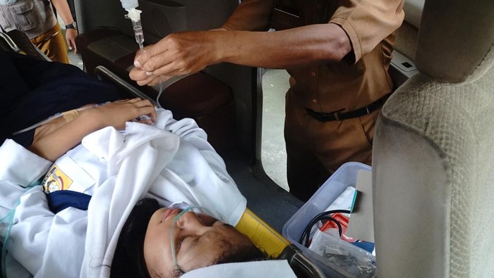 Siswa korban keracunan makan bergizi gratis (MBG) dirujuk ke RSUD dr Karneni Campurdarat, Tulungagung, Jawa Timur, Senin (13/10/2025). Data sementara menunjukkan  sedikitnya 43 siswa alami keracunan setelah mengonsumsi makanan program MBG di SMPN 1 Boyolangu dengan gejala mual-muntah disertai pusing, sehingga harus dirawat darurat di fasilitas kesehatan terdekat. ANTARA FOTO/Destyan Sujarwoko/nz