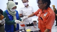 Petugas mengambil sampel makanan yang diduga menjadi penyebab keracunan makan bergizi gratis (MBG) di SPPG Desa Tanggung, Tulungagung, Jawa Timur. Foto: ANTARA FOTO/Destyan Sujarwoko