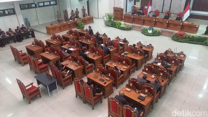 Rapat Paripurna DPRD Buleleng Penyampaian Pandangan Fraksi atas Ranperda tentang Perubahan Kelima Atas Perda Kabupaten Buleleng Nomor 13 Tahun 2016 pada Senin (13/10/2025). (Foto: Made Wijaya Kusuma/detikBali)