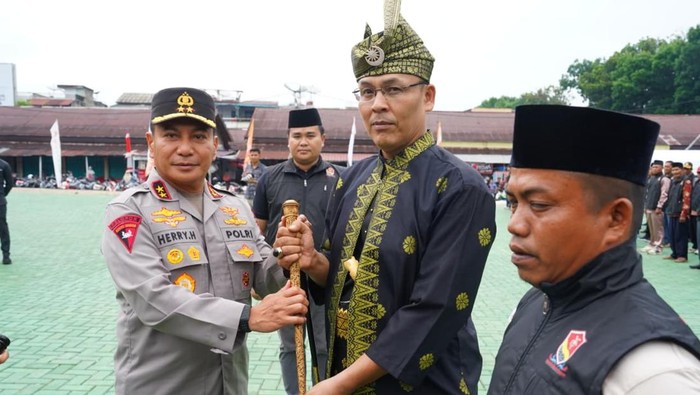 Ratusan Dubalang Batang Kuantan dikukuhkan untuk menjaga alam. Pengukuhan ditandai dengan penyerahan tongkat komando dari Kapolda Riau Irjen Pol Herry Heryawan dan Pangdam XIX/Tuanku Tambusai Mayjen TNI Agus Hadi Waluyo kepada Panglima Dubalang Datuk Toni Werdiansyah, Minggu (12/10/2025).