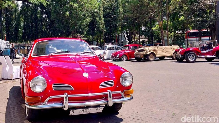 Ratusan mobil Volkswagen (VW) dari berbagai daerah memadati Lapangan Rampal, Malang. Sebanyak 670 kendaraan ikut meramaikan event nasional bertajuk “0341 VW Gathering”