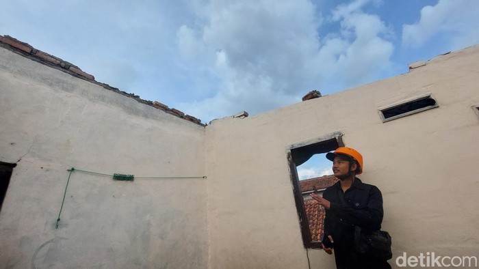 Relawan mengecek kondisi rumah terdampak puting beliung di Cimahi