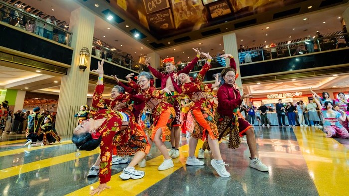 Ribuan peserta dari berbagai kalangan ikut memeriahkan ajang Indonesia Menari 2025 yang digelar serentak di 11 kota di seluruh Indonesia pada Minggu (12/10/2025).