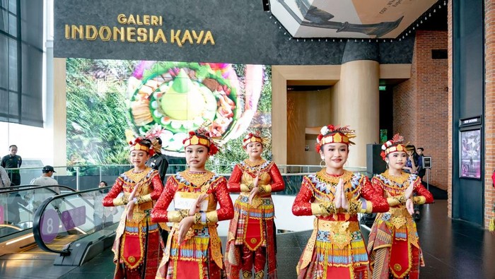 Ribuan peserta dari berbagai kalangan ikut memeriahkan ajang Indonesia Menari 2025 yang digelar serentak di 11 kota di seluruh Indonesia pada Minggu (12/10/2025).