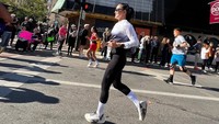 Istri Ibnu Jamil itu pergi ke Chicago tanpa didampingi suami. Dia membagikan cerita saat mengikuti Chicago Marathon. Chicago marathon kali ini beda ya, panas sekali membara seperti semangat aku di km 1-25. Setelah itu ku melambat, cerita Ririn dilihat dalam unggahan pribadinya. Foto: Instagram @ririnekawati