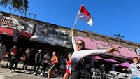 Ririn Ekawati excited banget mengikuti Chicago Marathon, Minggu (12/10/2025). Ririn membawa bendera Merah Putih. Foto: Instagram @ririnekawati