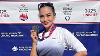 Akhirnya aktris berusia 43 tahun itu beehasil sampai di garis finish. Semangat lagi dan benar, garis itu akhirnya tampak. Dengan sisa tenaga, aku melangkah melewatinya. bukan yang paling cepat, bukan yang paling mudah, tapi dengan sepenuh hati, ungkapnya.Foto: Instagram @ririnekawati