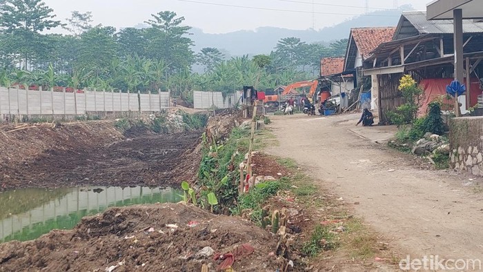 Rumah di sekitaran Situ Ciburuy 2 Retak akibat aktivitas alat berat