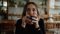 Sara Wijayanto dikenal sebagai artis yang serba bisa. Mulai dari akting, bernyanyi, menjadi presenter, sampai menjadi seorang Youtuber. Dirinya semakin dikenal ketika memiliki ketertarikan besar terhadap makhluk ghaib dan dunia supranatural.  Foto: Instagram @sarawijayanto