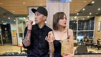 “Midnight Snacks!” ujarnya dalam unggahan foto Instagram. Bersama suaminya, Demian Aditya, artis tersebut lagi-lagi mampir ke gerai McD untuk menikmati nugget sampai kentang goreng.  Foto: Instagram @sarawijayanto