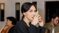 Tak hanya makan di McD, mantan backing vocal band Slank itu juga sering nongkrong di kafe atau bar untuk menikmati segelas minuman. Di restoran Ivy misalnya, ia pernah terlihat santai untuk menikmati cabe rawit gin. Foto: Instagram @sarawijayanto