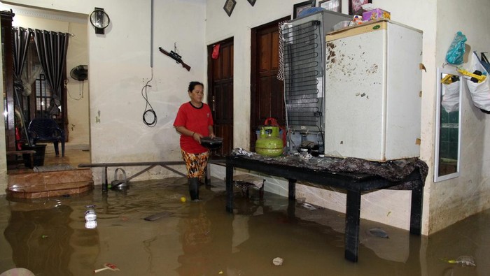 Banjir menggenangi rumah di Kecamatan Medan Labuhan, Medan, Sumatera Utara, Minggu (12/10/2025). Berdasarkan data dari BPBD Kota Medan sebanyak 3.181 rumah dari 35 lingkungan terdampak banjir akibat hujan dengan intensitas tinggi sehingga menyebabkan sejumlah sungai meluap ke permukiman warga. ANTARAFOTO/Yudi Manar/tom.