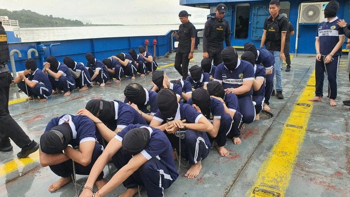 Sejumlah napi berisiko tinggi dari Jakarta dipindah ke Lapas Nusakambangan, Senin (13/10/2025).